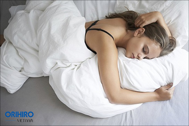 Ngủ sai tư thế khiến ngực chảy xệ và kém phát triển