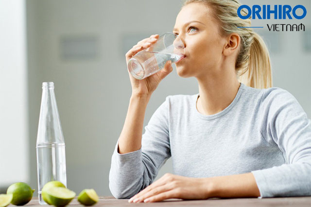 Bổ sung nước uống hàng ngày là việc không thể thiếu nếu bạn muốn giảm cân đẹp da