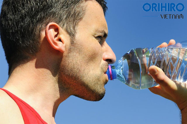 Tăng lượng nước uống giúp bạn giảm mỡ mặt cho nam