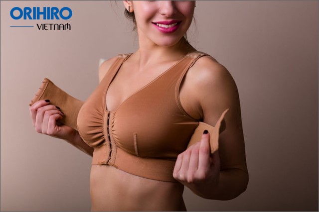 Dùng áo nâng ngực để tạo rãnh giúp vòng 1 trông quyến rũ hơn
