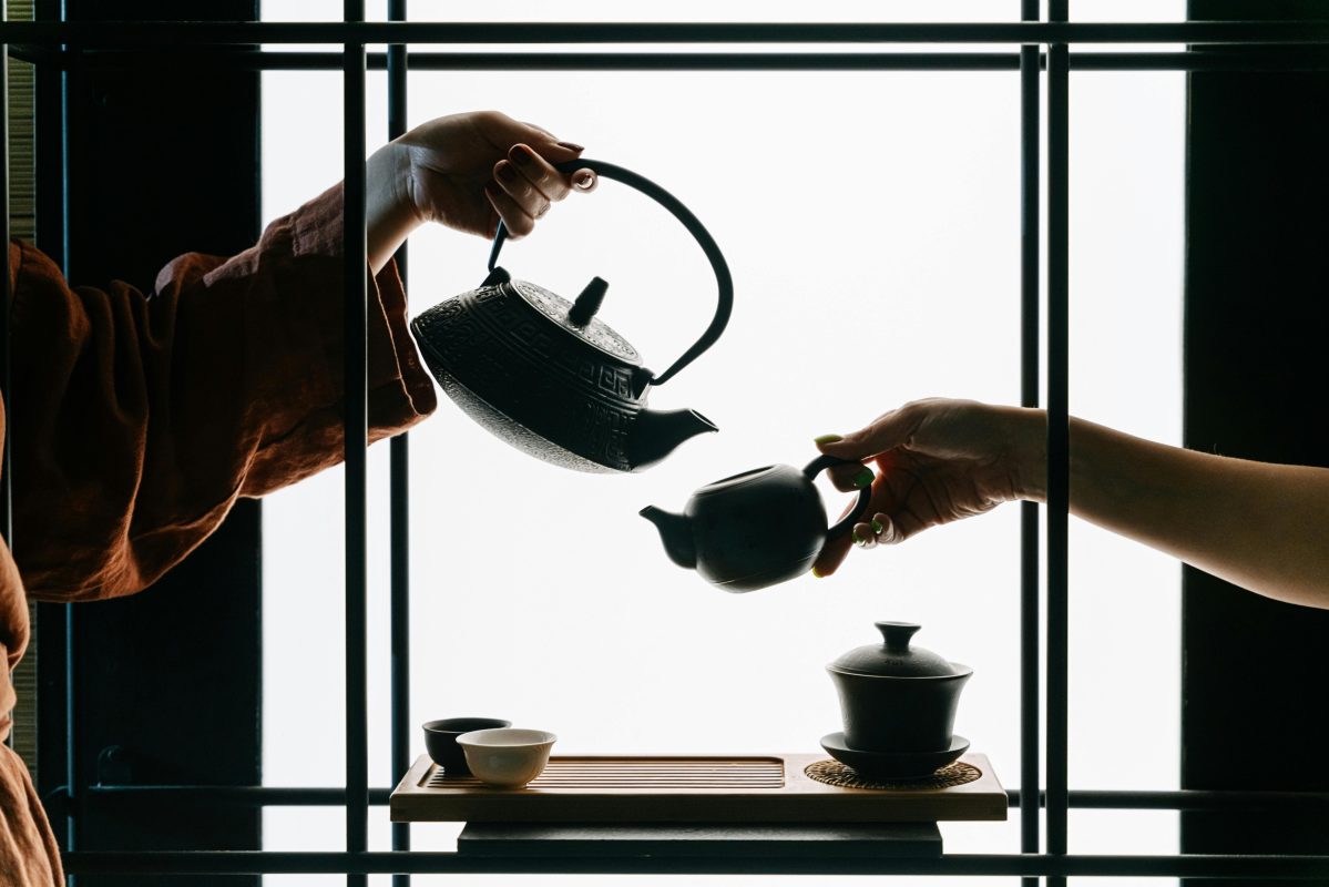 Uống đủ nước mỗi ngày hoặc dùng một loại trà hỗ trợ là cách nhẹ nhàng giúp thải độc cơ thể