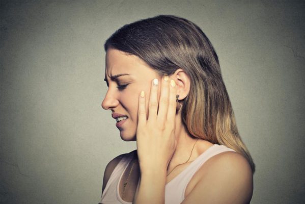 Ù tai là biểu hiện của máu kém lưu thông lên cơ quan thính giác