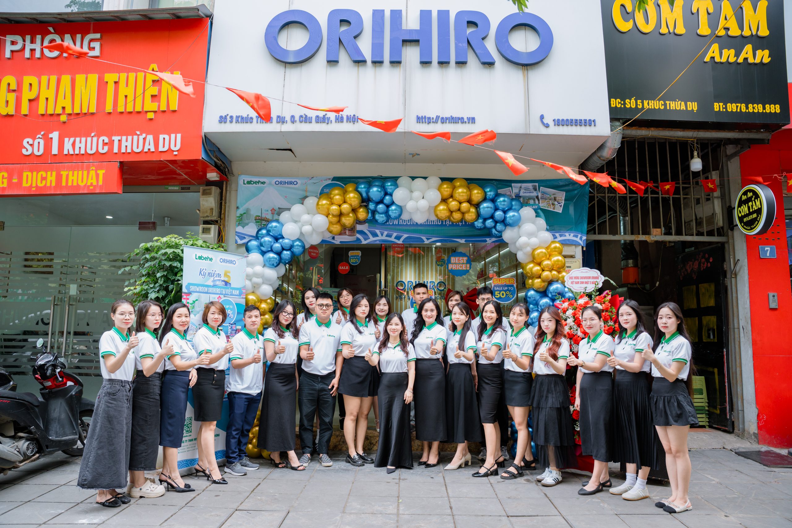 Tập thể cán bộ nhân viên Công ty TNHH MTV Khỏe Đẹp Bền Vững (Labehe) trong lễ kỷ niệm sinh nhật showroom Orihiro Việt Nam. Ảnh: Labehe Việt Nam
